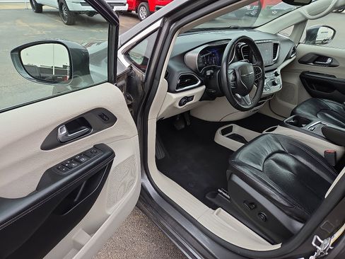 Used 2022 Chrysler Pacifica Touring-L image 11