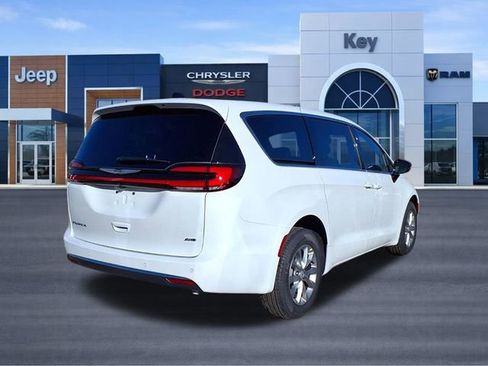 New 2026 Chrysler Pacifica Select image 5
