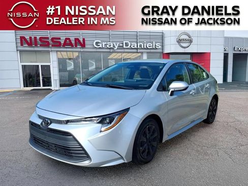 Used 2025 Toyota Corolla LE FWD image 3