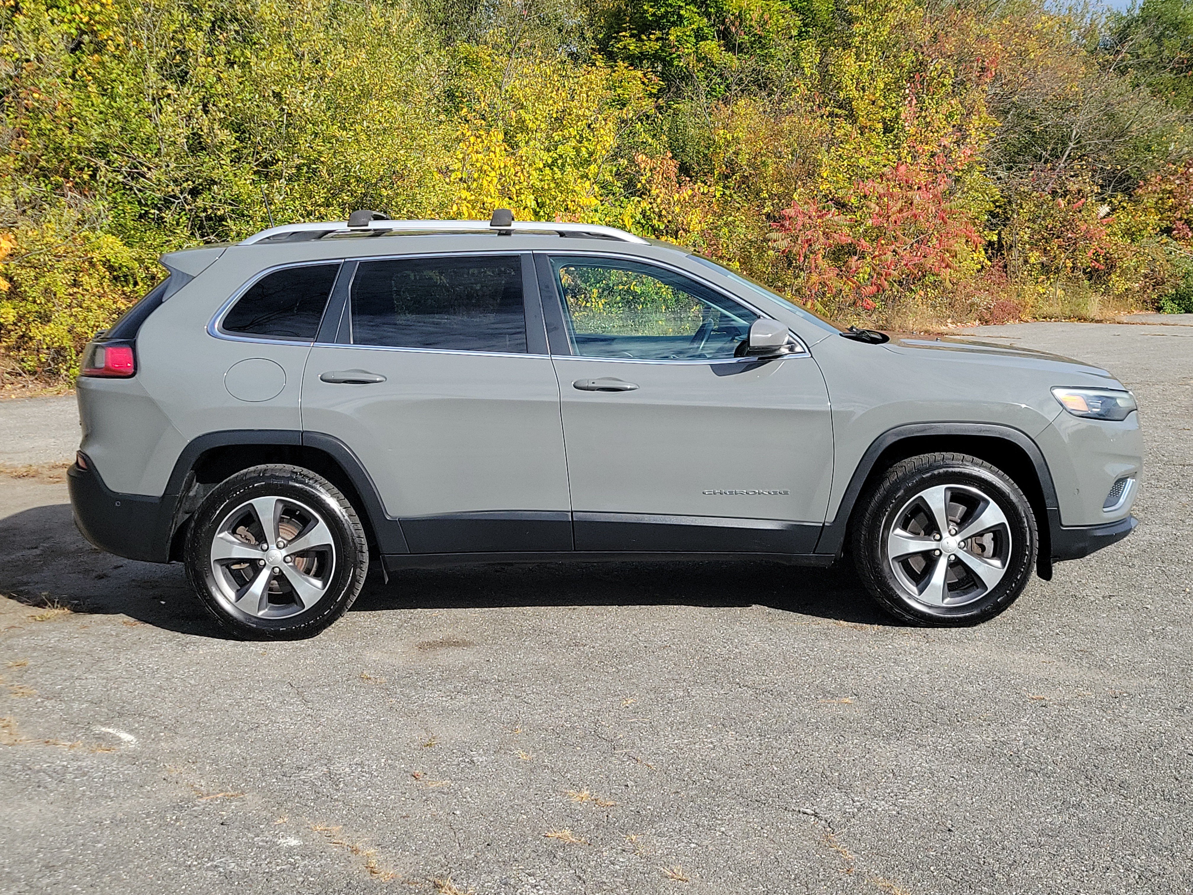 Used 2020 Jeep Cherokee Limited w/ Technology Group AWD/4WD image 4