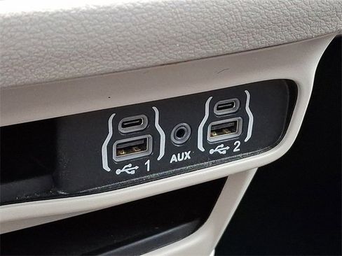 Used 2023 Chrysler Pacifica Touring-L image 24