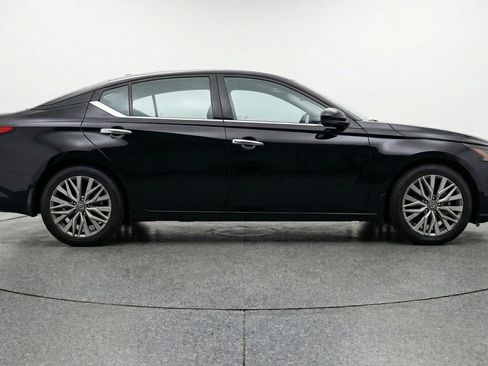 Used 2025 Nissan Altima 2.5 SV FWD image 11