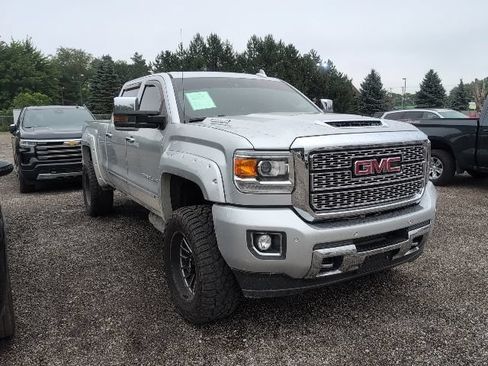 Used 2018 GMC Sierra 2500 Denali w/ Duramax Plus Package AWD/4WD image 3