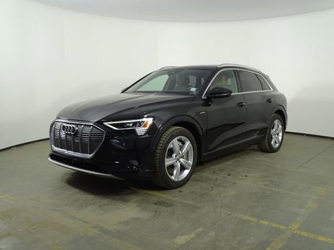 Used 2019 Audi e-tron Prestige w/ Prestige Package image 2