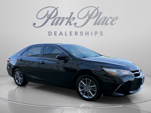 Used 2017 Toyota Camry SE w/ Moonroof Package FWD image 8
