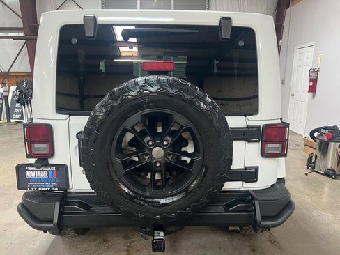 Used 2017 Jeep Wrangler Sahara image 10