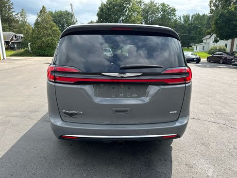 Used 2025 Chrysler Pacifica Pinnacle w/ Trailer Tow Group AWD/4WD image 4