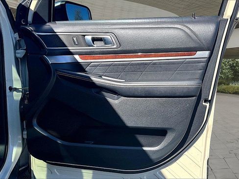 Used 2018 Ford Explorer Platinum image 18