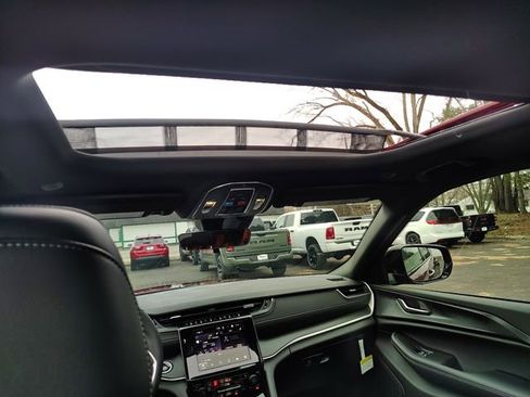 New 2025 Jeep Grand Cherokee Altitude image 4