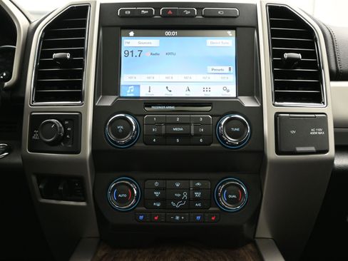 Used 2019 Ford F250 Lariat w/ Lariat Ultimate Package image 17