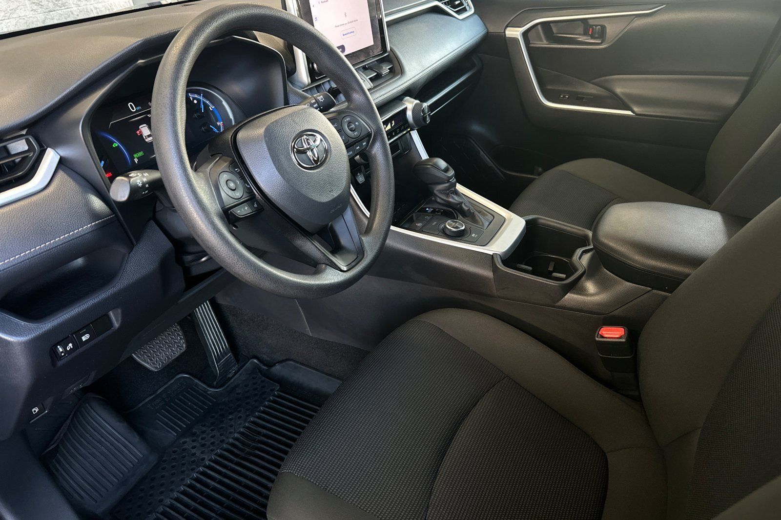 Used 2024 Toyota RAV4 LE AWD/4WD image 9
