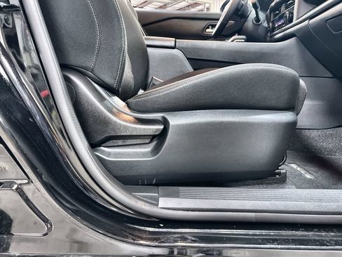 Used 2025 Nissan Rogue SV FWD image 30