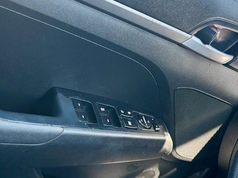 Used 2018 Hyundai Elantra SE image 19