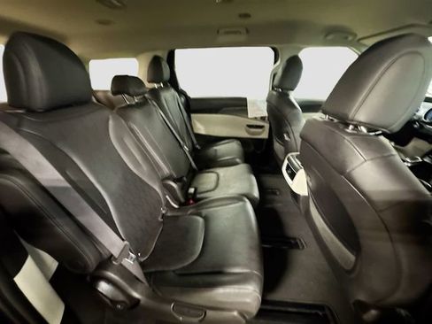 Used 2024 Kia Carnival LX image 28