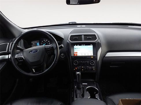 Used 2017 Ford Explorer XLT w/ Equipment Group 202A image 10