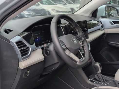 Used 2025 Volkswagen Taos SE image 7