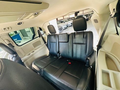 Used 2014 Chrysler Town & Country Touring FWD image 17