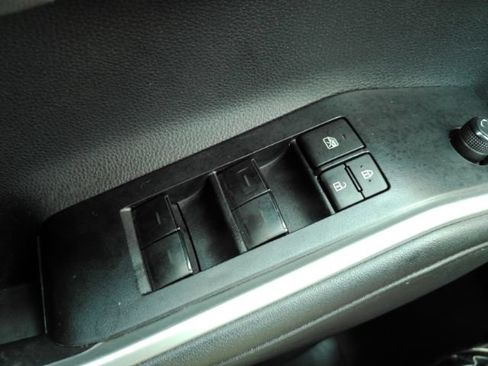 Used 2023 Toyota Highlander LE FWD image 39