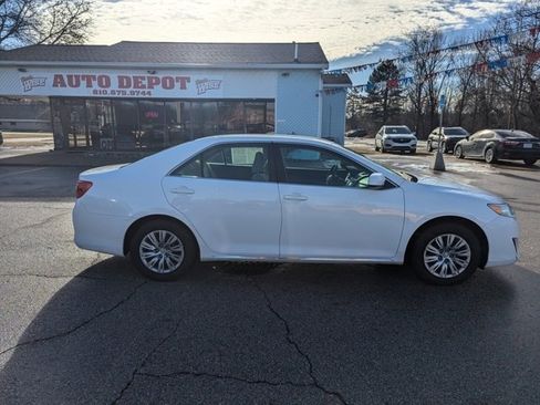 Used 2014 Toyota Camry LE image 2