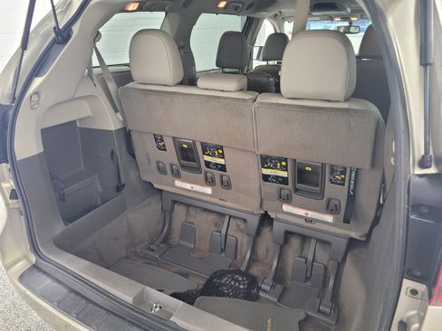 Used 2016 Toyota Sienna XLE w/ XLE Navigation Package FWD image 7