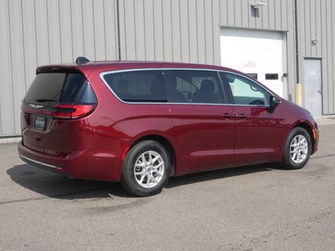 Used 2023 Chrysler Pacifica Touring-L FWD image 11