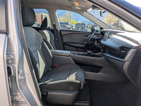 Used 2022 Nissan Rogue SV image 32