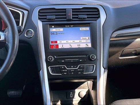 Used 2017 Ford Fusion SE w/ Equipment Group 201A image 7