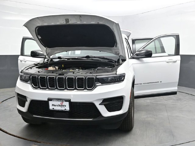 Used 2022 Jeep Grand Cherokee Laredo w/ Luxury Tech Group I AWD/4WD image 51