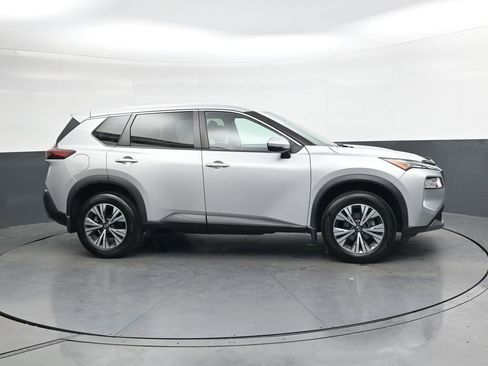 Used 2022 Nissan Rogue SV image 3