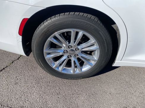 Used 2018 Chrysler 300 Touring w/ Driver Convenience Group image 5