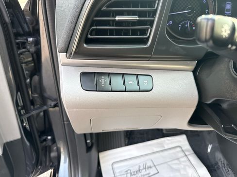 Used 2020 Hyundai Elantra SE FWD image 17
