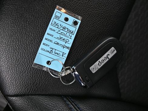 Used 2024 Jeep Compass Latitude image 42