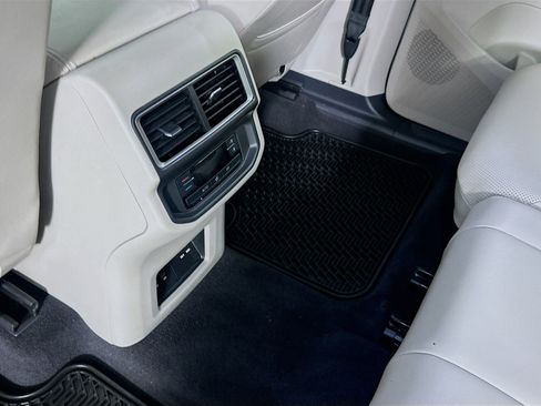 Used 2024 Volkswagen Atlas SE w/ Panoramic Sunroof Package FWD image 27