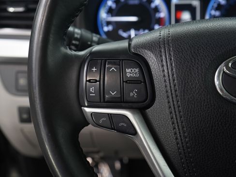 Used 2017 Toyota Highlander XLE image 18