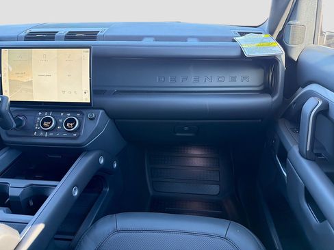 New 2026 Land Rover Defender 130 X-Dynamic SE image 19