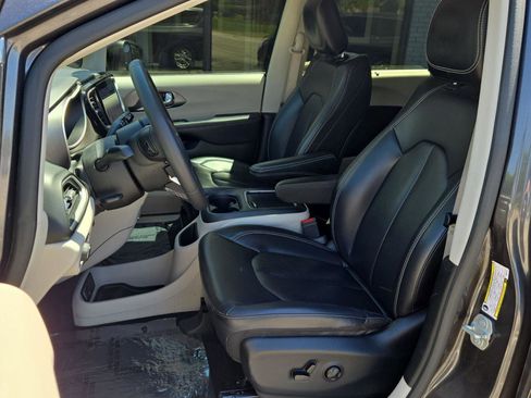 Used 2023 Chrysler Pacifica Touring-L FWD image 5