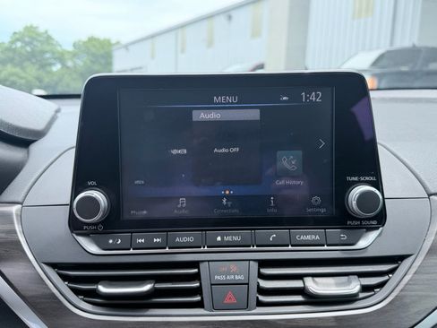 Used 2025 Nissan Altima 2.5 SV FWD image 17