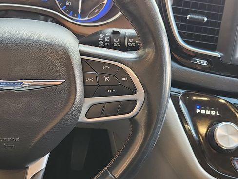 Used 2018 Chrysler Pacifica Touring-L FWD image 31