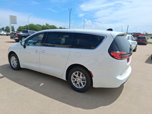 New 2027 Chrysler Pacifica Select FWD image 6