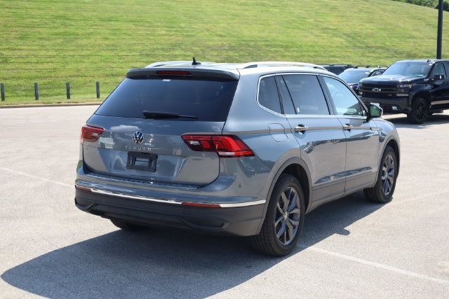 Used 2023 Volkswagen Tiguan SE w/ Panoramic Sunroof Package FWD image 4