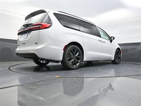 New 2026 Chrysler Pacifica Select image 23
