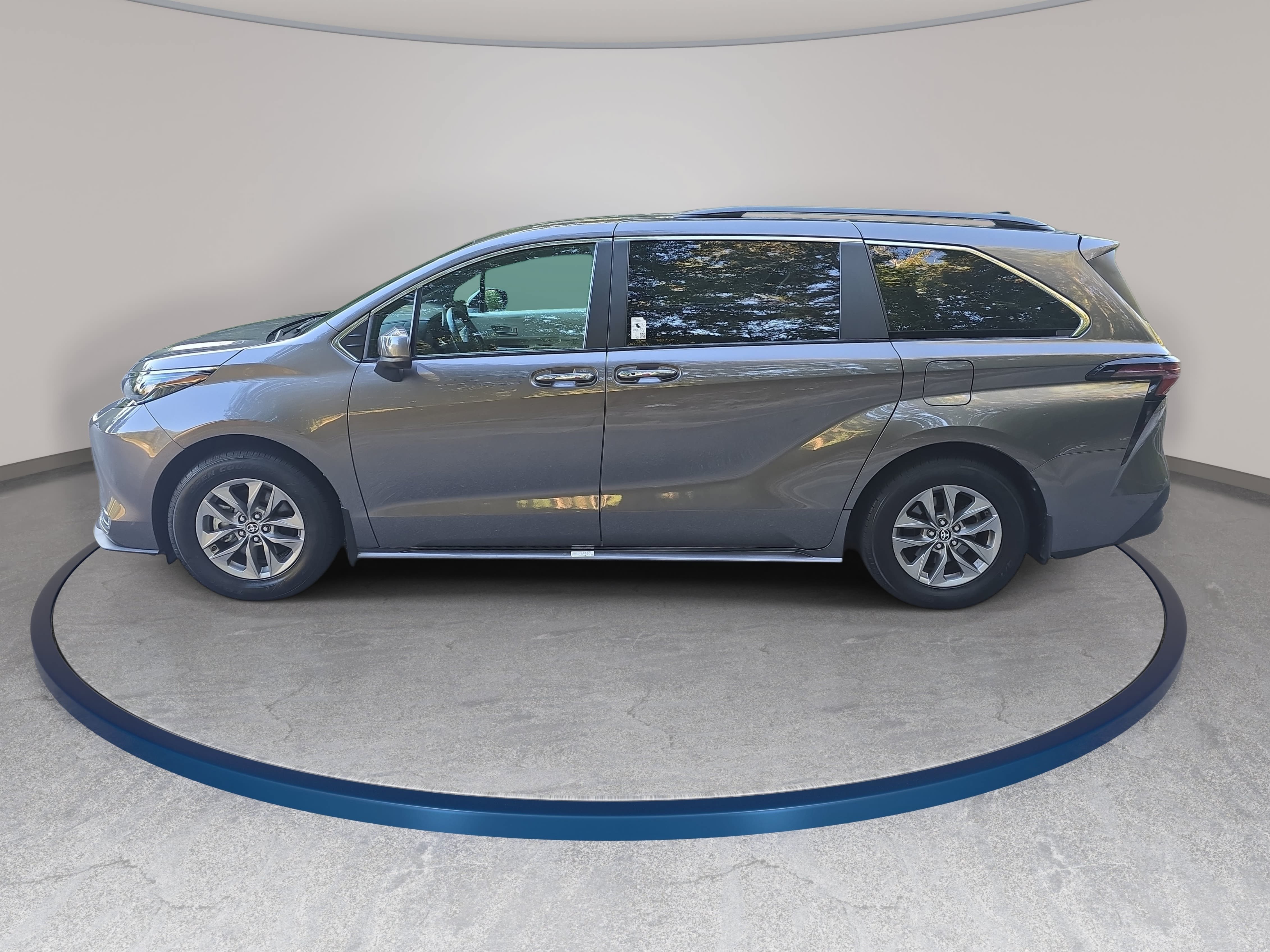 Used 2024 Toyota Sienna XLE FWD image 8