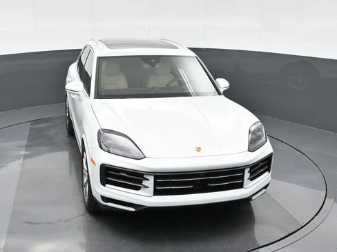 Certified 2025 Porsche Cayenne E-Hybrid AWD/4WD image 32