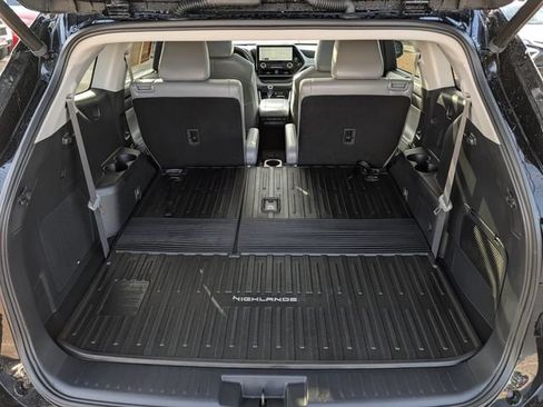 Used 2023 Toyota Highlander Platinum FWD image 28