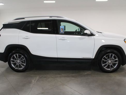 Used 2024 GMC Terrain SLT image 11
