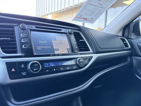 Used 2017 Toyota Highlander SE image 24