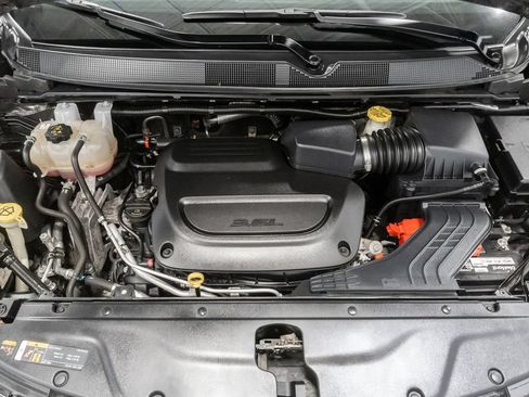 Used 2023 Chrysler Pacifica Touring-L FWD image 3