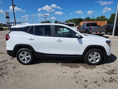 Used 2024 GMC Terrain SLE image 9