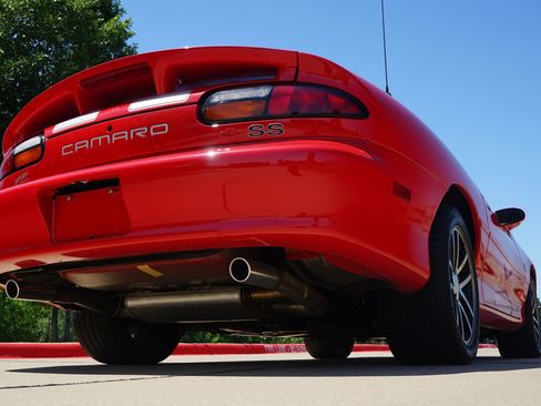 Used 2002 Chevrolet Camaro Z28 w/ SS Performance/Appearance Pkg RWD image 16