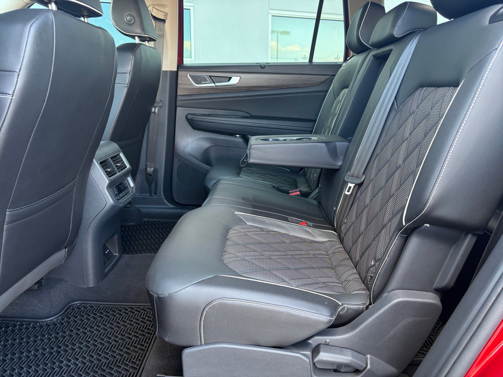 Certified 2024 Volkswagen Atlas SEL Premium R-Line AWD/4WD image 17